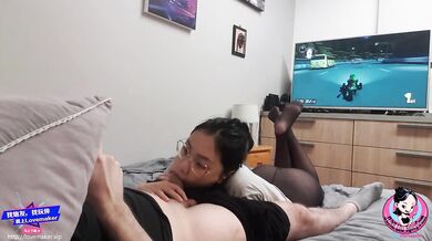 June Liu 刘玥 / SpicyGum - Chinese Teen Giving Blow Job to SexFriend While Playing Mario Kart (JL_071)