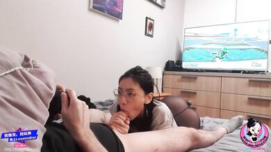 June Liu 刘玥 / SpicyGum - Chinese Teen Giving Blow Job to SexFriend While Playing Mario Kart (JL_071)