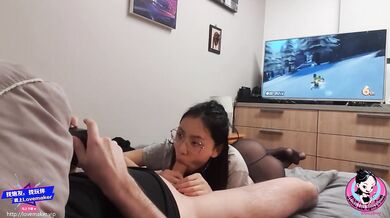 June Liu 刘玥 / SpicyGum - Chinese Teen Giving Blow Job to SexFriend While Playing Mario Kart (JL_071)