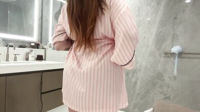 Sisters Hot Best Friend Forgot To Close The Door While Showering-Rosie Rider