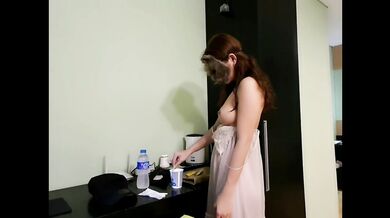 ชงกาแฟเปิดหียั่วยามโรงแรมให้เงี่ยน She brewed a cup of seduction at a horny