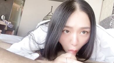 台灣真實人妻偷情做到一半老公打來Horny Wife Cheating fuck and Husband Calls