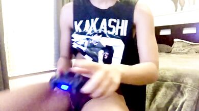 Gamer Girl Uses ps4 Controller as Dildo