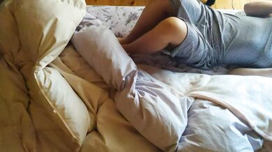 [Voyeur style] of an amateur woman hugging a blanket on the bed and masturbating