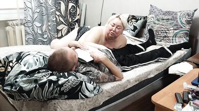 girlfriend gives blowjob for a portion of hot cum