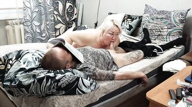 girlfriend gives blowjob for a portion of hot cum