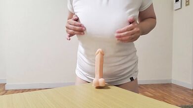 【オナニー・自撮り】ディルドにまたがり夢中で腰を振る人妻のオナニー（本編は公式サイトにて公開中）