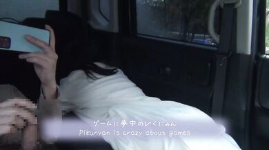 It was amazing to creampie my girlfriend while she was playing a game while watching a gravure video