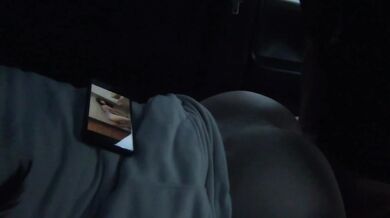 It was amazing to creampie my girlfriend while she was playing a game while watching a gravure video