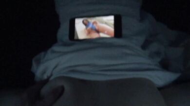It was amazing to creampie my girlfriend while she was playing a game while watching a gravure video