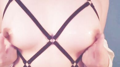 【Delivery video】Perverted nipple masturbation with a lascivious appearance from daytime