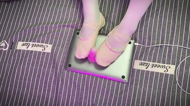 XZZ02:主人，想要白丝女仆来为你的大鸡吧服务吗？