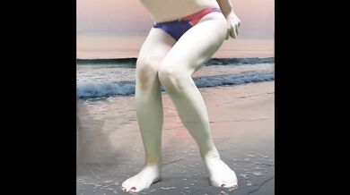 夕陽が沈む波打ち際で熟女が放尿し全裸になるという妄想動画【合成】