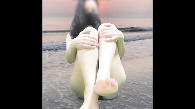 夕陽が沈む波打ち際で熟女が放尿し全裸になるという妄想動画【合成】