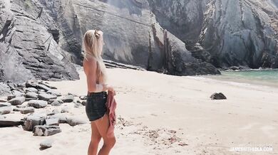 She made me cum in less than a min at the public beach