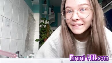 Teen Squirt! Fick den Riesendildo