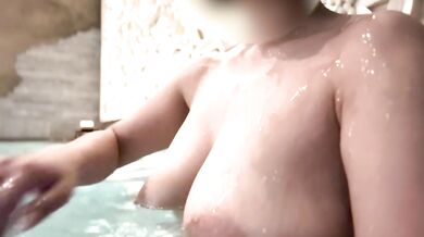 [Amateur Voyeur] I-cup floating in the bathtub at the hot spring and ◯◯ in the sweaty sauna!