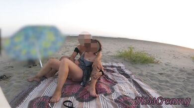 On the public beach I show my pussy to a man and he fingers me until I squirt - MissCreamy