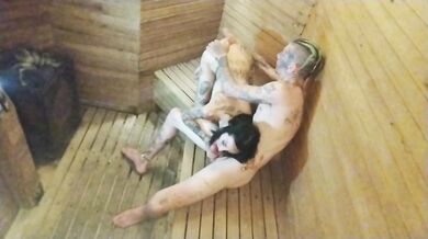 In the sauna everything got hotter. En el sauna todo se calentaba mas