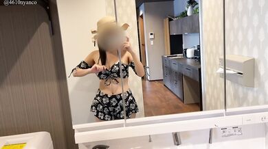 A plump wife who wears a cute ruffled black bikini and gets sweaty in the sauna (subjective / amateur Japan couple / big / big ass / Japan