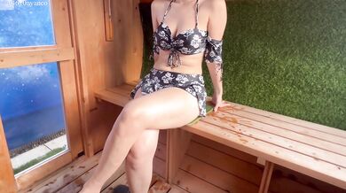 A plump wife who wears a cute ruffled black bikini and gets sweaty in the sauna (subjective / amateur Japan couple / big / big ass / Japan