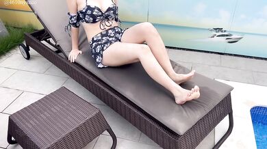 A plump wife who wears a cute ruffled black bikini and gets sweaty in the sauna (subjective / amateur Japan couple / big / big ass / Japan