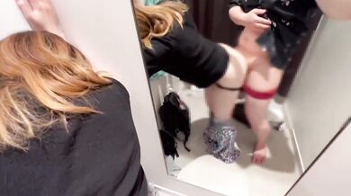 I stood back and gave a blowjob while putting up with my voice in the fitting room