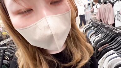 I stood back and gave a blowjob while putting up with my voice in the fitting room