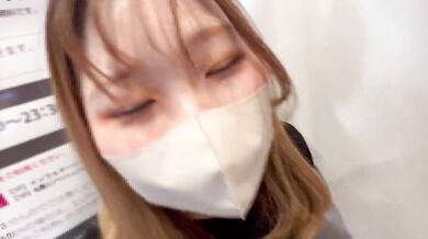 I stood back and gave a blowjob while putting up with my voice in the fitting room