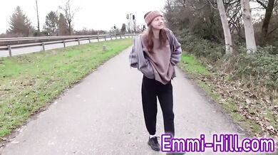 18 year old German teenager shows her PUSSY an Tits in public!