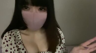 おっぱいがワンピースからはみ出ちゃった…乳首いじいじしながら、深夜のこっそりオナニー