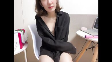 I secretly wet my pussy in his shirt while he is away -Edelrote