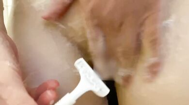 ホテル②パイパンで剃毛してから初めてのローションプレイHotel play part 2 First lotion play after shaving with shaved pussy