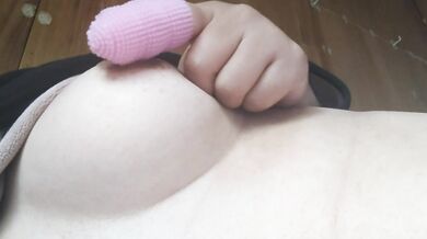 犬用シリコン歯ブラシで乳首オナニーしてオホ声出しちゃう雑魚乳首。