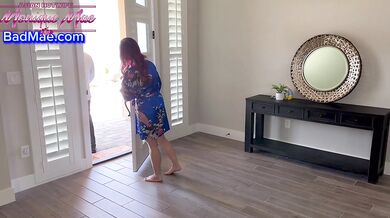 Asian hotwife FaceTimes hubby and takes a risky creampie while he’s at work