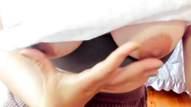 Japanese woman masturbates with black nipples in close-up.big boobs plump！