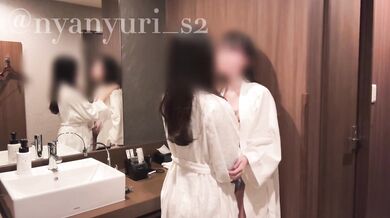 [Amateur lesbian] In the bathroom with my girlfriend...[japanese]