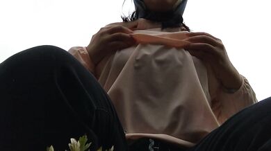 スポーツ女子が外で乳首オナニーしちゃう