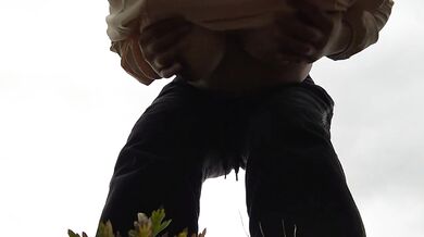 スポーツ女子が外で乳首オナニーしちゃう