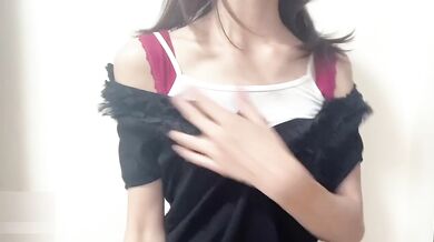 【個人撮影】デカ乳首弄ったらまさかの◯乳タラリ　貧乳スレンダー人妻
