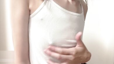 【個人撮影】デカ乳首弄ったらまさかの◯乳タラリ　貧乳スレンダー人妻