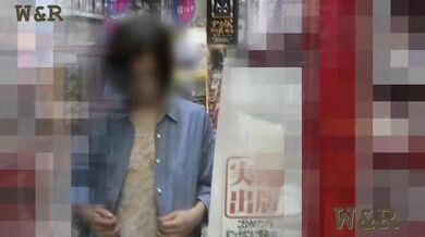 【個人撮影】可愛い彼女がエロビデオ店で恥ずかしドキドキ・最後は全裸にCute girlfriend strips naked in video store^m^