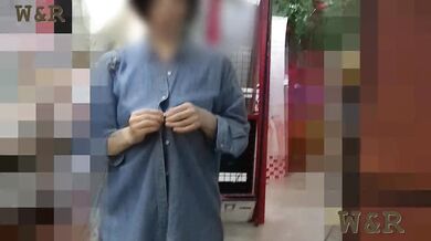 【個人撮影】可愛い彼女がエロビデオ店で恥ずかしドキドキ・最後は全裸にCute girlfriend strips naked in video store^m^
