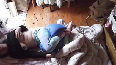 クッションお股に挟んで腰ヘコオナニー