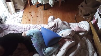 クッションお股に挟んで腰ヘコオナニー