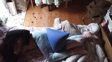 クッションお股に挟んで腰ヘコオナニー