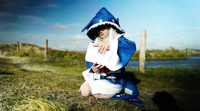 Gura cosplayer squirt on the beach her new vibro