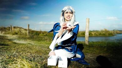 Gura cosplayer squirt on the beach her new vibro