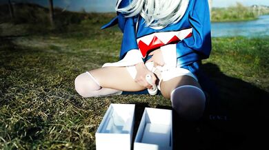 Gura cosplayer squirt on the beach her new vibro
