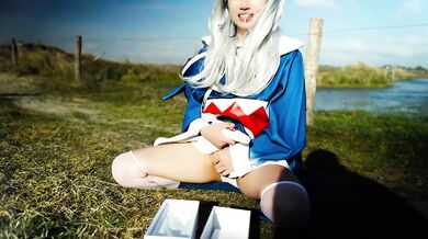Gura cosplayer squirt on the beach her new vibro